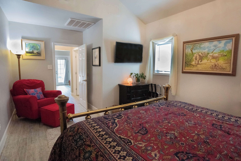 Room 2, Tank House Stay for 2 - Access to Pool, Hot Tub, Kendall