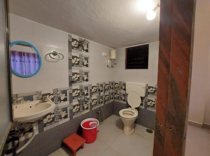 Bathroom, The shelar's Royal inn, Satara