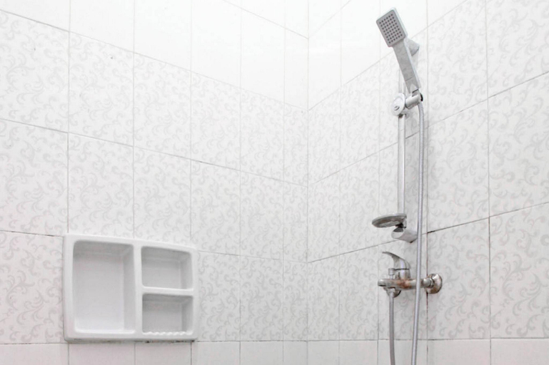 Bathroom 4, RedDoorz near Hartono Mall 3, Sleman
