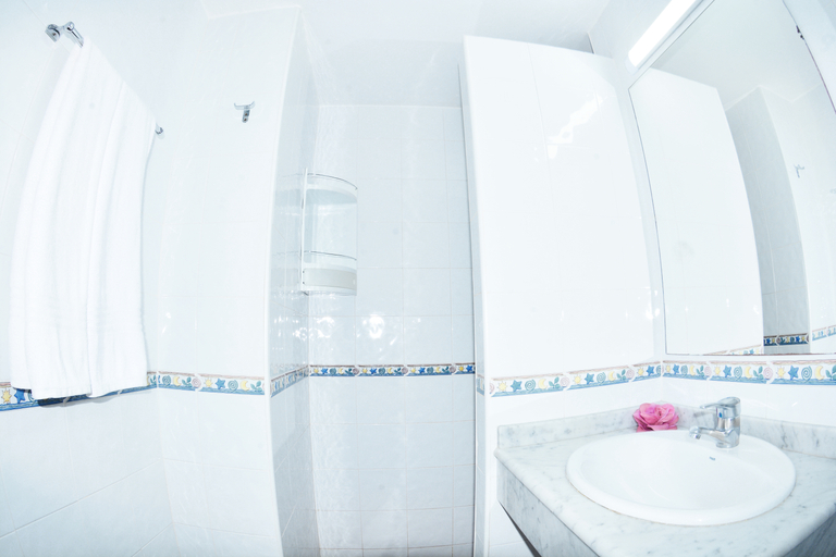Bathroom 5, Apartamentos Livvo Puerto Bello, Las Palmas