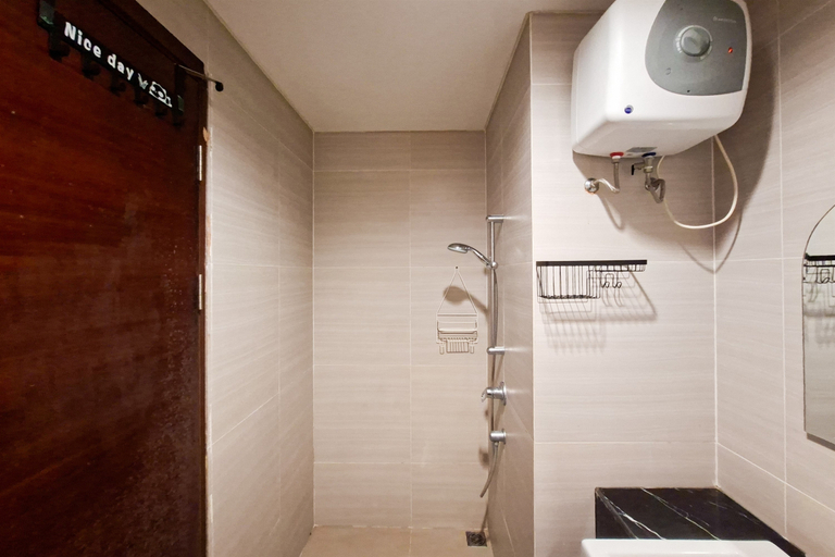 Bathroom 3, Wooden Touch Restful Studio at Apartment West Vista By Travelio, Jakarta Barat