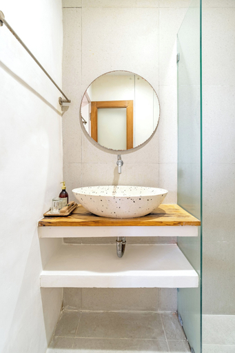 Bathroom 5, Srikrisna Homestay, Badung