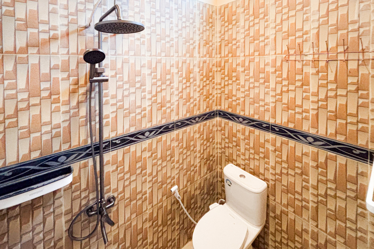 Bathroom 3, RedDoorz Syariah near Exit Tol Klaten, Klaten