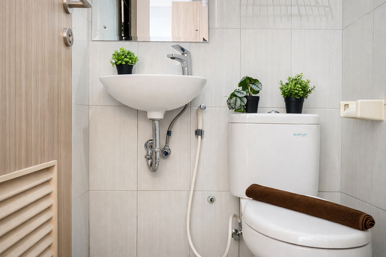 Bathroom 5, Wooden Accents Studio at Monroe Tower Apartment By Travelio, Cikarang