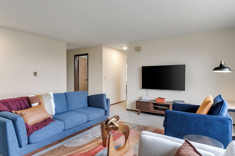 Living area 4, Hilltop Seattle Retreat w/ Views & Parking, Seattle