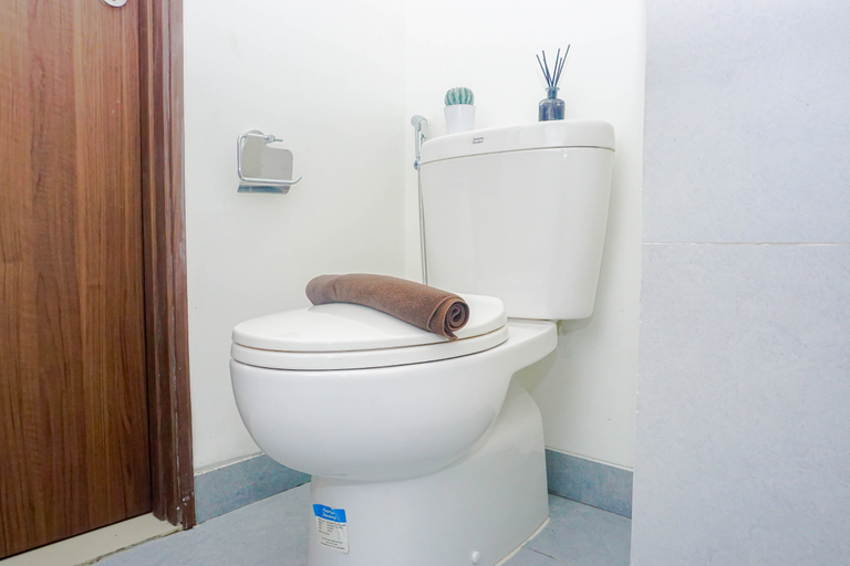 Bathroom 2, Serene Studio at Royal Sentul Park Apartment By Travelio, Bogor