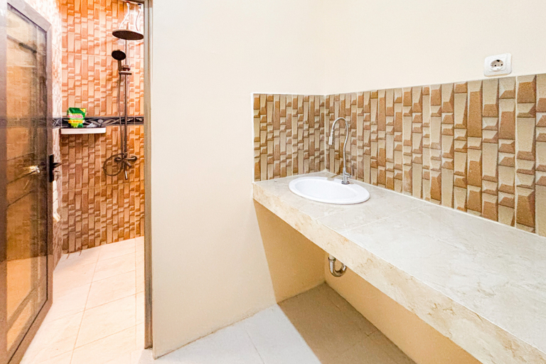 Bathroom 5, RedDoorz Syariah near Exit Tol Klaten, Klaten
