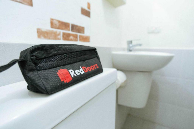 Bathroom, RedDoorz @ Simpang Pos Medan, Medan