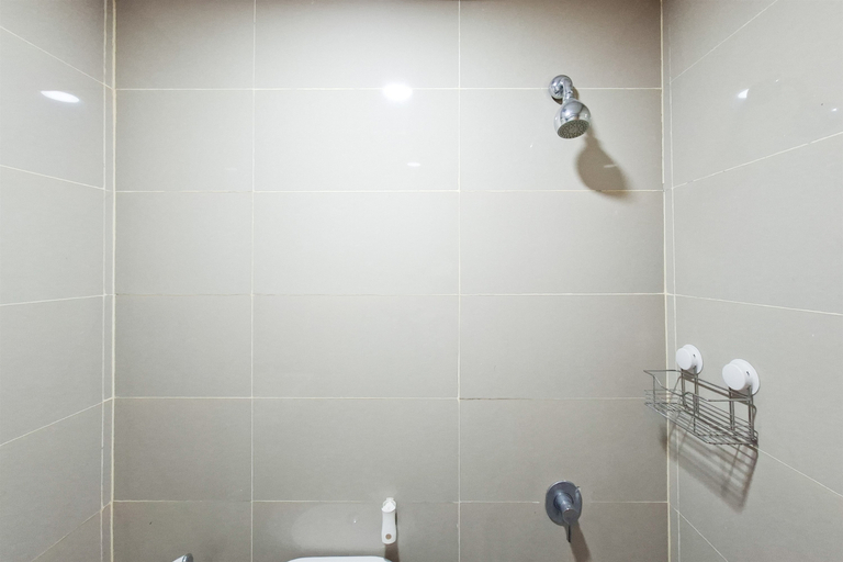 Bathroom 2, Functional Studio with Murphy Bed at B Residence By Travelio, South Tangerang
