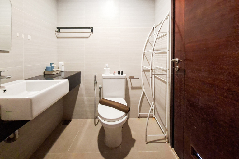 Bathroom 5, Wooden Touch Restful Studio at Apartment West Vista By Travelio, Jakarta Barat