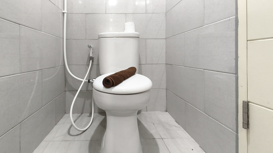 Bathroom 5, Nice and Restful Studio at Benson Supermall Mansion Apartment By Travelio, Surabaya