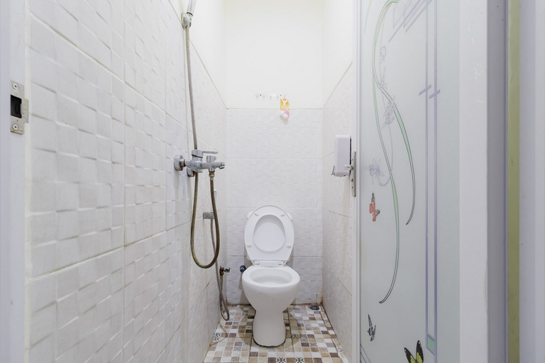 Bathroom 3, RedDoorz @ Balaraja Centre Plaza, Tangerang