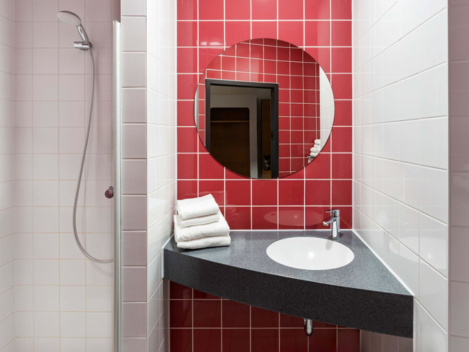 Bathroom 5, B&B Hotel Hildesheim, Hildesheim