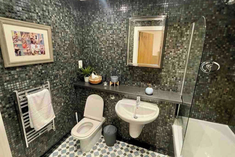 Bathroom, Cosy, Bright and Central Flat for Work and Holiday, Manchester