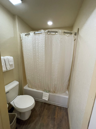 Bathroom 4, Kenedy Inn & Suites, Karnes