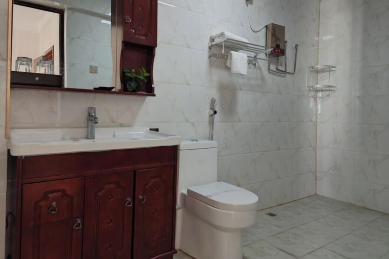 Bathroom 2, Yashige Apartment Ruili, Dehong Dai and Jingpo