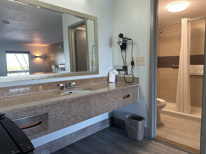Bathroom 3, Riverview Inn, Lee