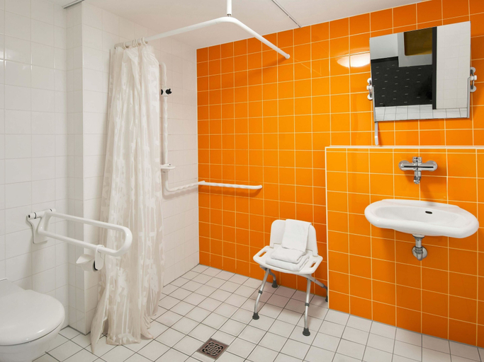 Bathroom 5, B&B Hotel Frankfurt-Nord, Frankfurt am Main