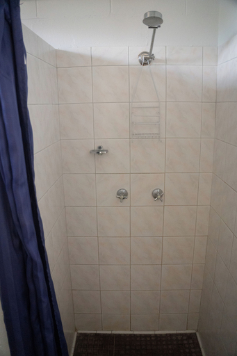 Bathroom 5, King Reef Resort, Johnstone
