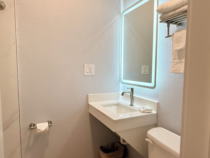 Bathroom 4, Double N Motel, Osage