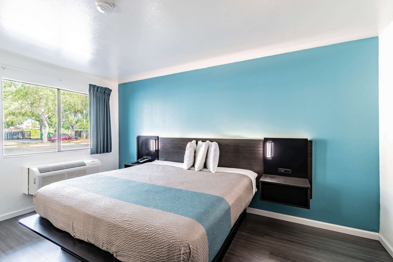 Bedroom 2, Motel 6 Tampa, FL, Hillsborough