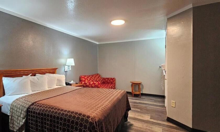 Bedroom 3, Sycamore Inn, Butte