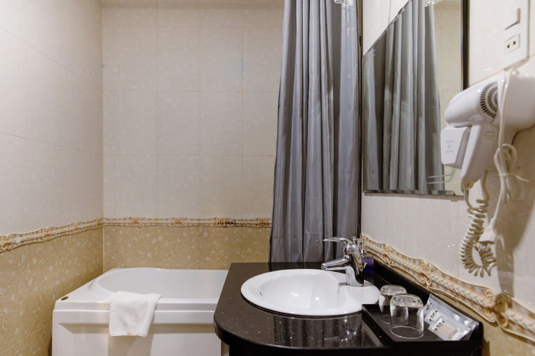 Bathroom 4, Boss Palace Hotel, District 3