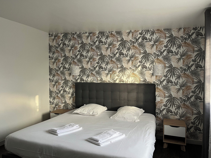 Bedroom 3, Brit Hotel L'Arrivée Guingamp, Côtes-d'Armor