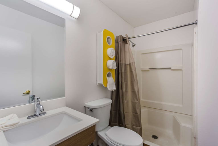 Bathroom 4, Motel 6 Jacksonville, FL - South, Duval