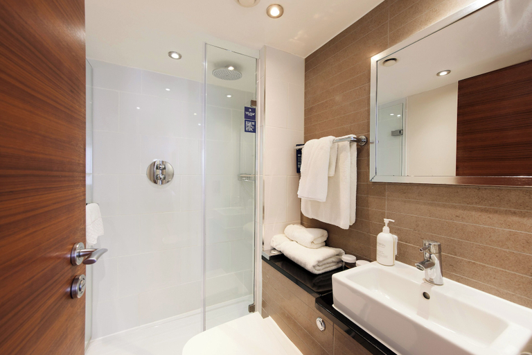 Bathroom 5, Thistle Trafalgar - Leicester Square, London