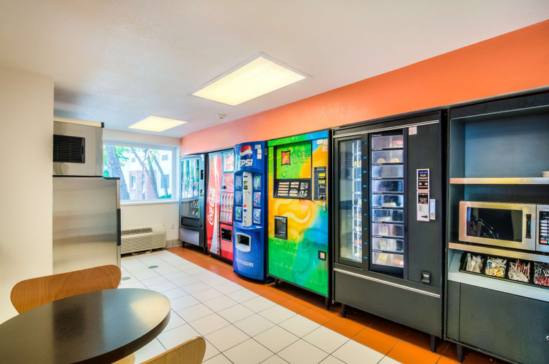 Food & Drinks 5, Motel 6 Arlington Heights, IL - Chicago North Central, Cook