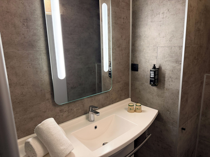 Bathroom 4, ibis Ales Centre Ville Hotel, Gard
