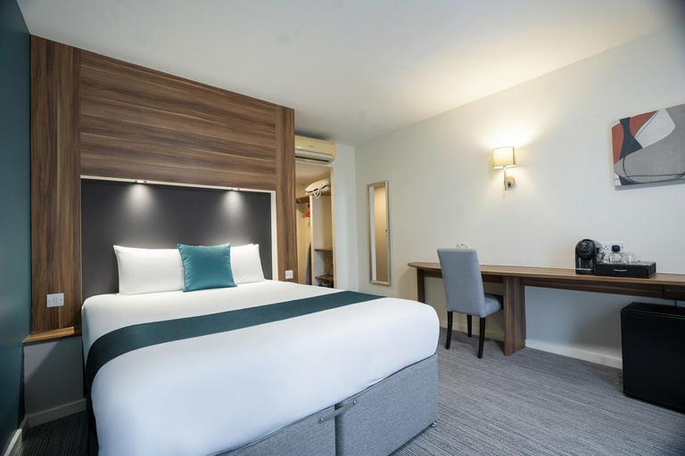 Bedroom 3, Ramada by Wyndham London Stansted Airport, Hertfordshire