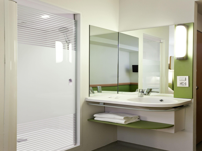 Bathroom 5, ibis budget Málaga Centro, Málaga