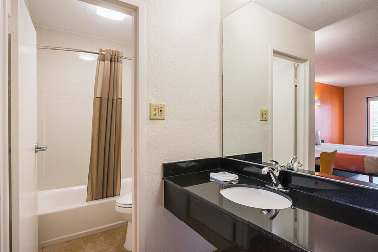 Bathroom 4, Motel 6 Savannah, GA - Midtown, Chatham