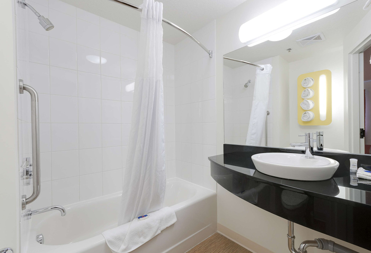 Bathroom 4, Motel 6 Brandon, MB, Division No. 7