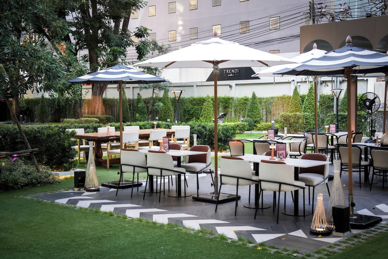 Food & Drinks 5, Floral Court Hotel & Residence Sukhumvit 13, Wattana