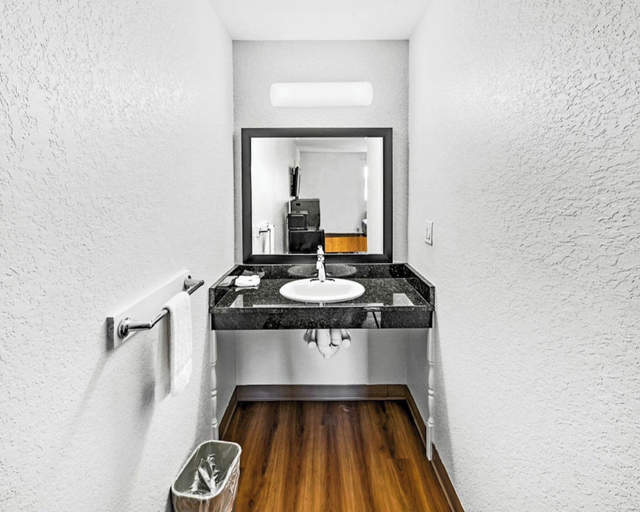 Bathroom 5, Motel 6 Moultrie, GA, Colquitt