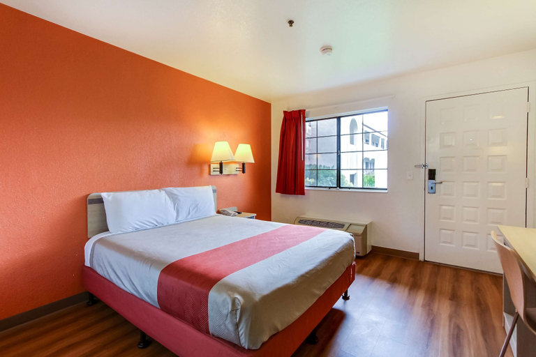 Bedroom 5, Motel 6 Salinas, CA - North Monterey Area, Monterey