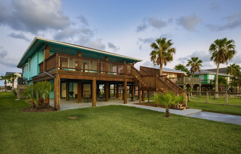 Exterior & Views 2, Trout Tank by Miss Kitty’s, Aransas