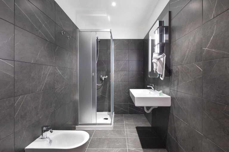 Bathroom 4, B&B Hotel Bolzano, Bolzano