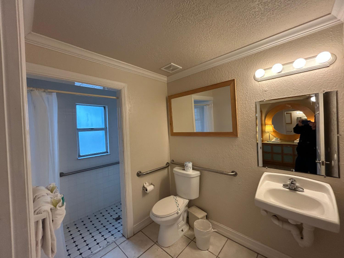 Bathroom, Sea Vista Motel, Volusia