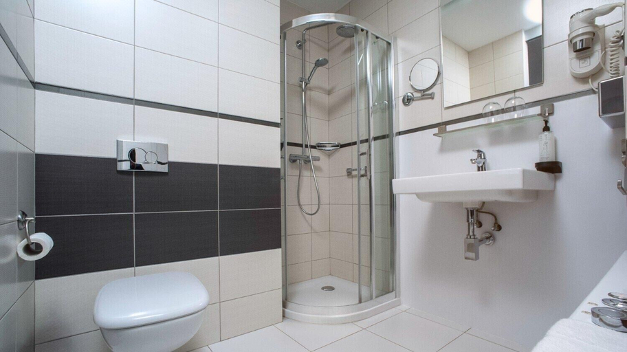 Bathroom 4, B&B HOTEL Piotrków Trybunalski, Piotrków Trybunalski