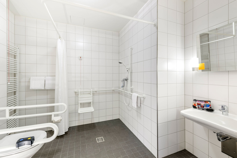 Bathroom 5, Ibis Budget Nuernberg City MES, Nürnberg