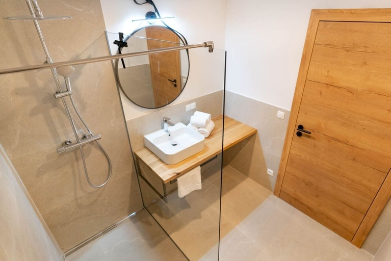 Bathroom 3, Waldrand Apartments, Liezen