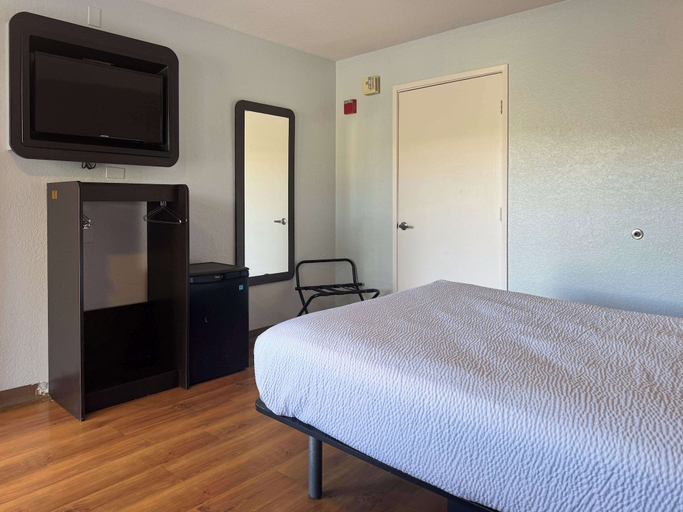 Bedroom 3, Motel 6 Simi Valley, Ventura