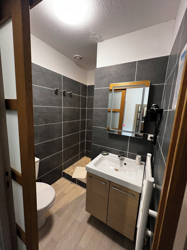 Bathroom 3, Hotel Les Alizés, Alpes-Maritimes