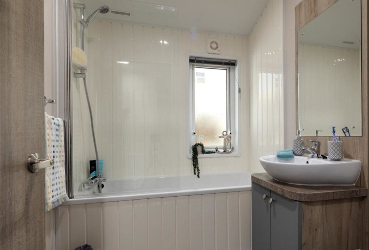 Bathroom 3, Calloose Holiday Park, Cornwall