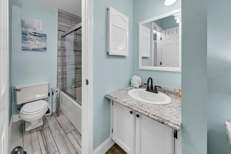 Bathroom 5, The Summit 924, Bay
