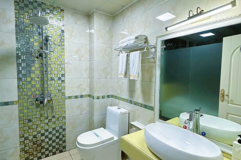 Bathroom, Huiqian Hotel (Dream Store), Zhaotong
